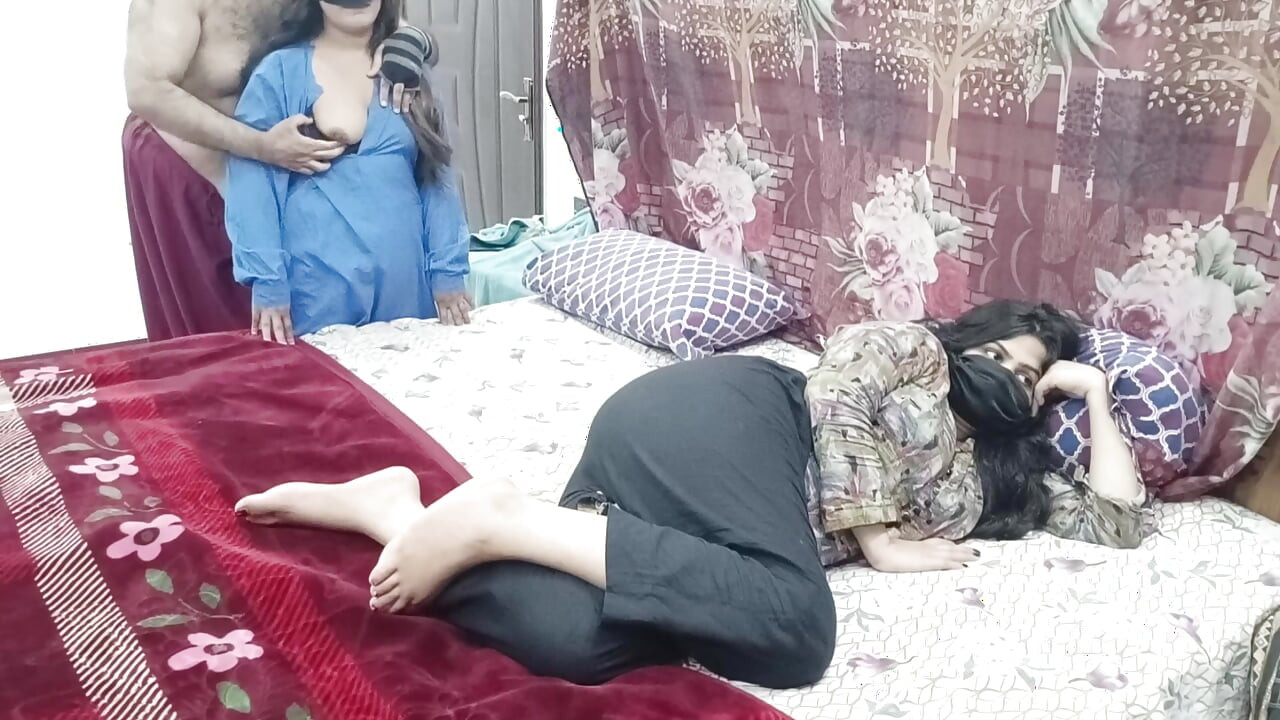 Desi pakistanski muž vara sa školarkom pored njene žene