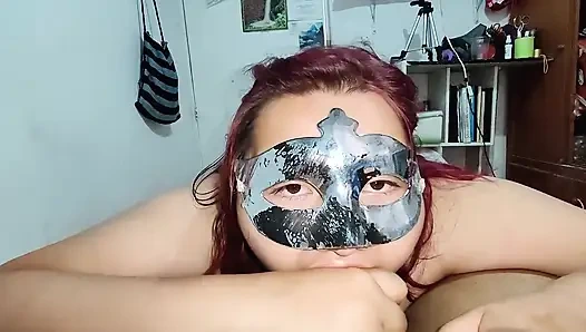 Sikimle ağzında oynamayı ve yüzüne sürtmeyi seviyor