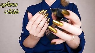Ręce fetysz złoty manicure