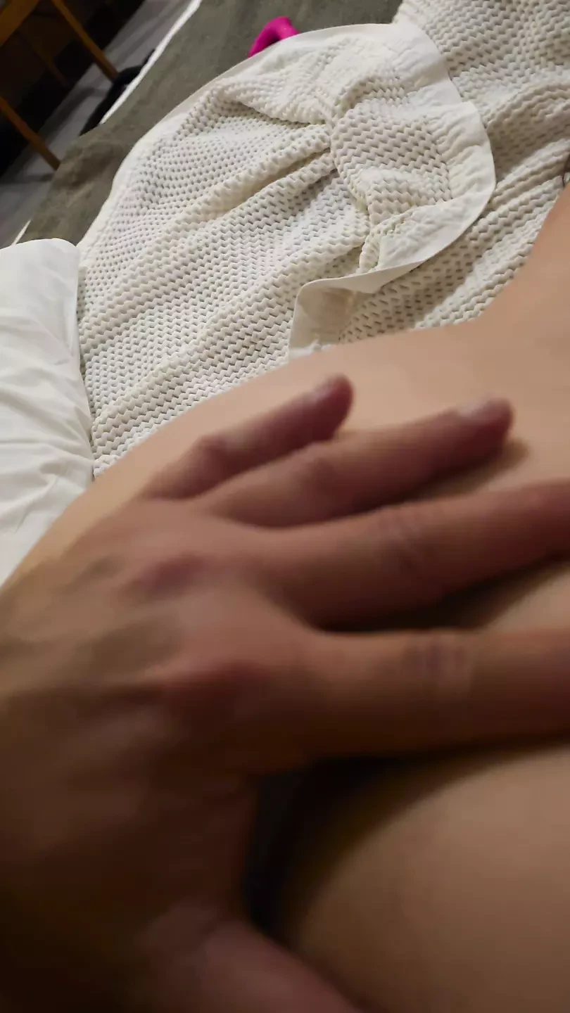 Napaljena žena sa velikim sisama puši kurac