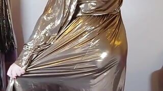 Britse slet Nottstvslut in gouden metalen jurk