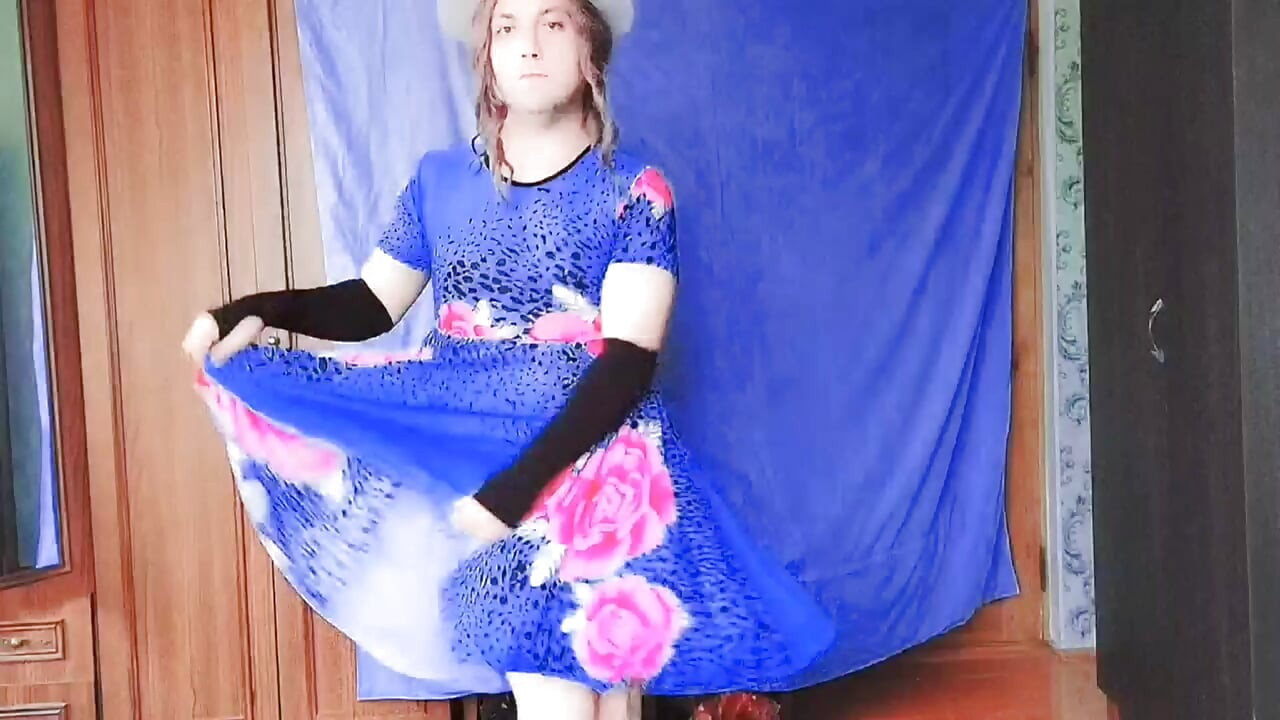 ふわふわの大きな椅子に横向きに座っている遊び心のある弱虫