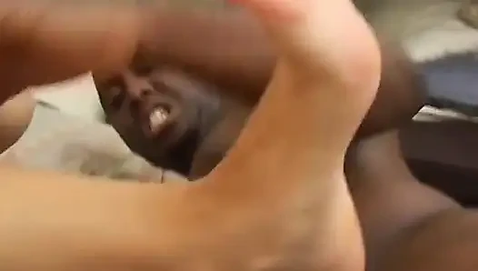 Pria kulit hitam imut yang hot dengan kontol luar biasa meniduri si cantik