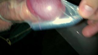 Un vibromasseur me fait remplir de préservatif - slugsofcumguy