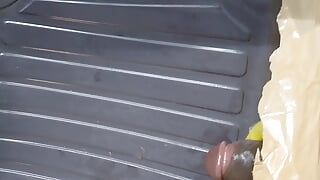Un garçon tamoul sexy baise une chaise. Un garçon d’humeur se masturbe