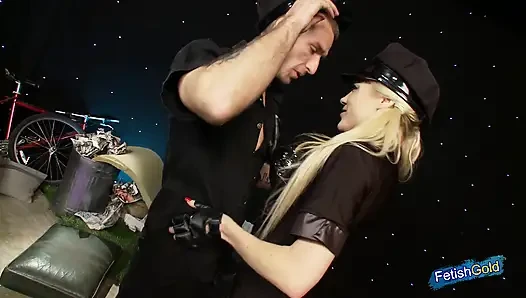 Wunderschöne blonde polizistin wird von ihrem muskulösen kollegen bei der arbeit gehämmert