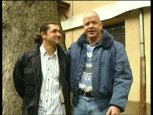 Sevimli esmer genç kız yaşlı yarağı sikiyor