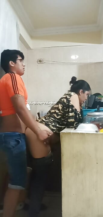 Jebanje u kuhinji s sobaricom