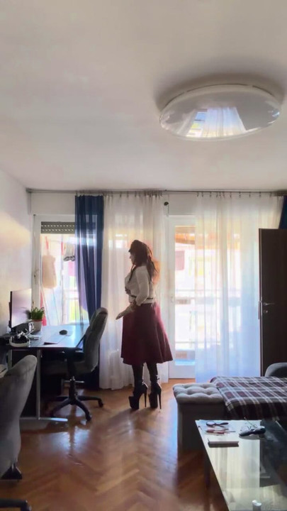 クロスドレッサーがハイヒールと素敵なパール、ヒールを履いてアパート全体を激しく興奮させた。