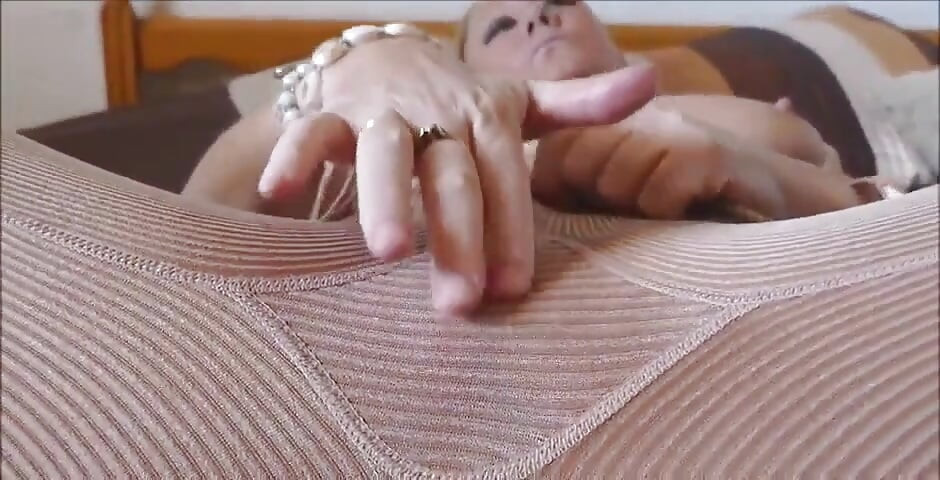 Masturbuje na mé posteli nad mými kalhoty na jógu