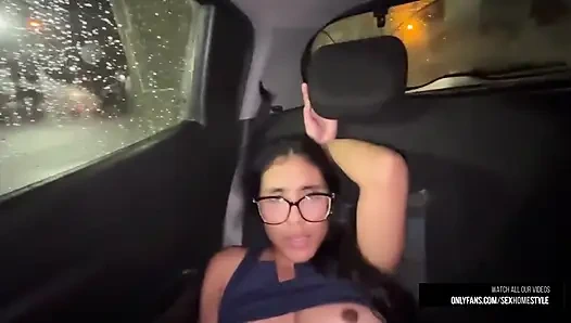 Teenage Couple can't make it to the Bedroom And Fuck In the Car