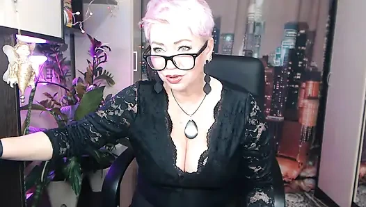 Meine stiefmutter ist meine webcam-schlampe! Unbescheidenes tanzen, nahaufnahme muschi und ehrliche masturbation einer schlampe im format 45+