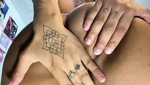 Duştan sonra kıllı amcıkla oynuyor