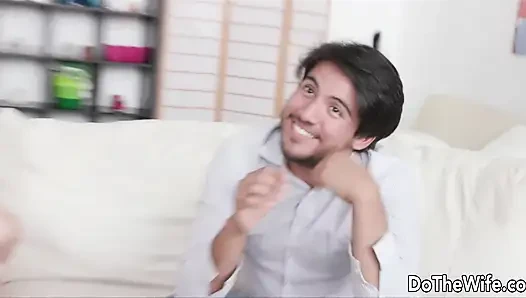 Seksi ev hanımı Kessie Shy zenci adamın götünü sikmesine izin veriyor