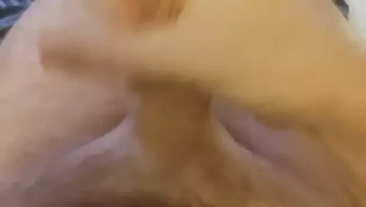 Yatakta yatıyorum ve boşalana kadar küçük yarağımı sıvazlıyorum