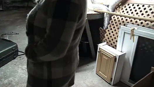 Французская шлюха позволяет мне трахнуть ее в анал в заброшенном здании