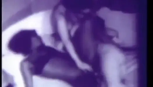 Винтажный тройничок с возбужденной черно-белой милфой и страпонным дилдо (Без звука, но музыка)