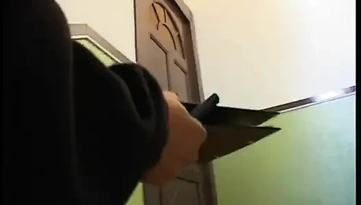 Возбужденная милфа-блондинка отсасывает черный член, пока лизали ее пизду