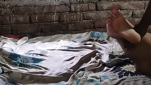 Sexy desi bhabhi ko din me thukai