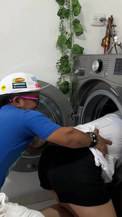 Je vois le cul de ma riche demi-sœur pendant qu’elle est coincée dans la machine à laver et je finit par lui fourre mon riche pénis