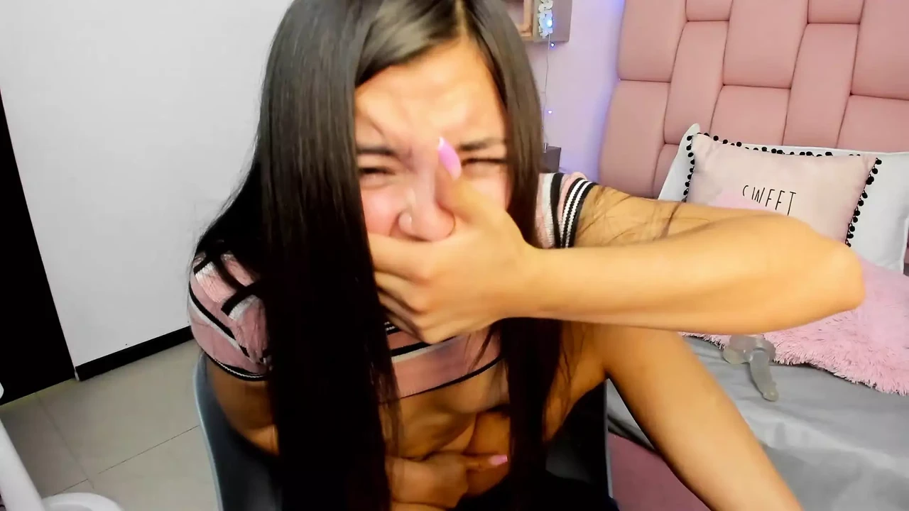 年轻的哥伦比亚女孩在互联网上为看到她的所有老人炫耀她年轻的身体时狂野自慰