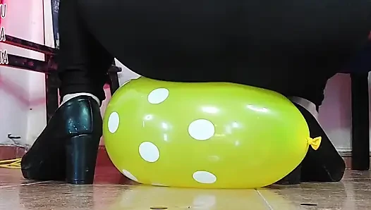 ShyyFxx трет и трет воздушные шарики ее задницей!