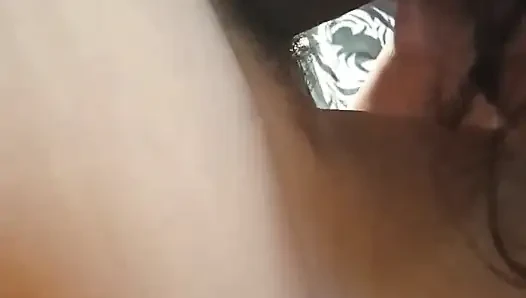 Patronumun yarağını emiyor, ağzımda olmasına bayılıyorum