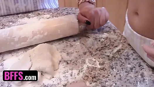 Bffs - hadiah hari valentine terbaik adalah 3 memek berair yang disajikan langsung di dapur