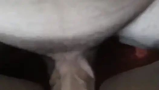 Ich wollte sie mit einem Kondom ficken, aber sie war so geil, dass ich vergessen habe, es anzulegen. Ist das dir passiert? Das passierte in