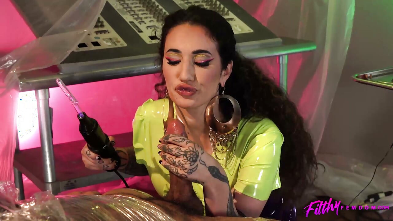Arabelle Raphael Tatuada Aproveita ao Máximo o Corpo Amarrado do Sub