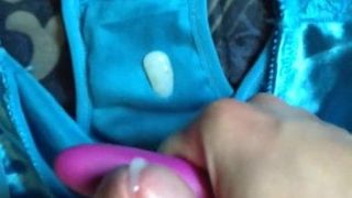 Divertimento con il mio giovane cazzo e sperma sul dildo la mia matrigna e le mutandine
