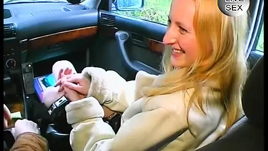 Gadis pirang membiarkan pacarnya merabanya di dalam mobil
