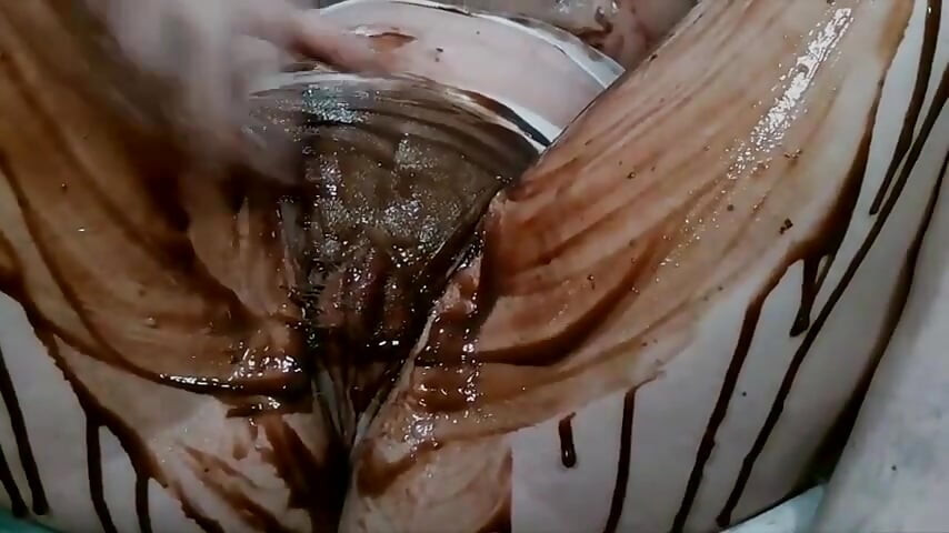 หีแช่และน้ําแตกด้วยช็อคโกแลตผ่านแตด