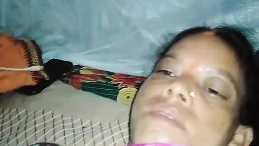 Am Tag von Raksha Bandhan fickte er seine stiefschwester und machte ihr eine muschi.
