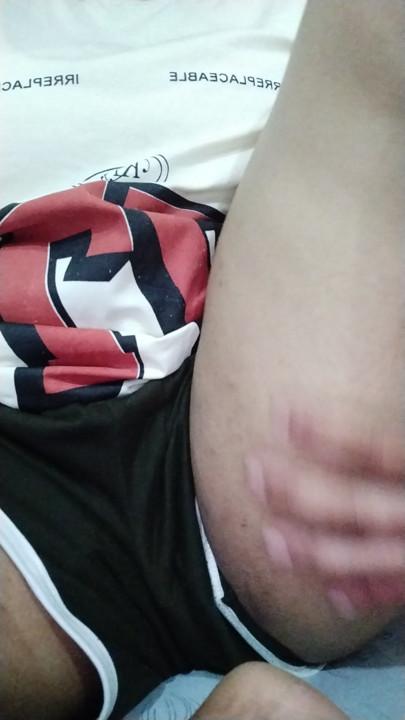 在深夜的黑暗中自慰做爱的乐趣别有一番滋味。