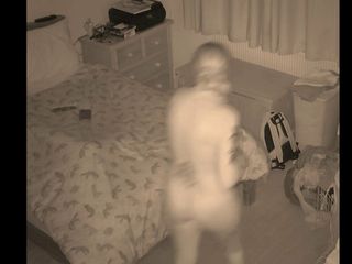 Mama vitregă se furișează în patul fiului vitreg în timpul nopții