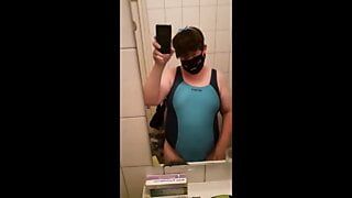 Pulchna femboy w stroju kąpielowym masturbuje się pod prysznicem