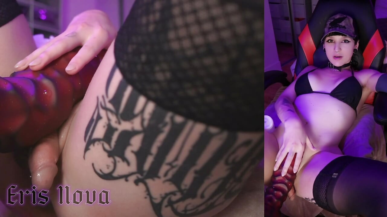 Vruća gotička trans djevojka razvaljena ogromnim dildom na jebenoj mašini