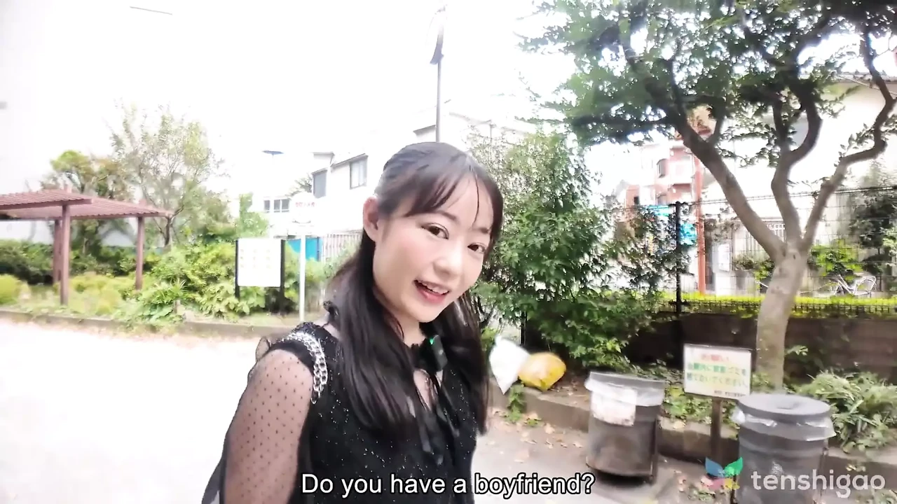 毛茸茸的宝贝 Ayu Takara 在她的第一个性爱场景中享受高潮