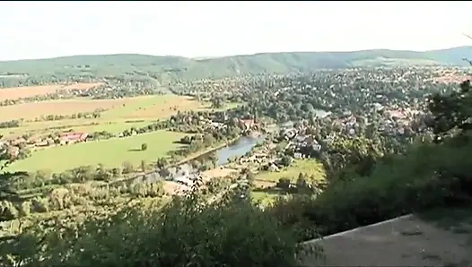 Blondes mädchen mit dicken möpsen in aktion ... sex im freien