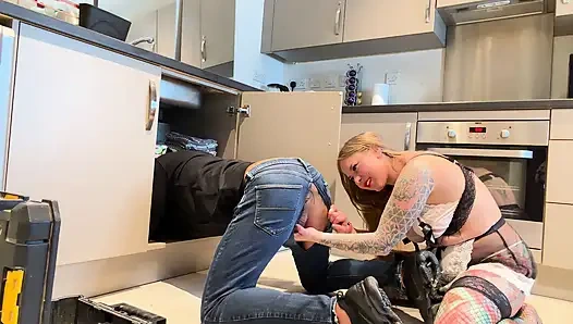 Tesisatçı Calvin hizmetçi Sandy'i iş üstünde sert sikiyor