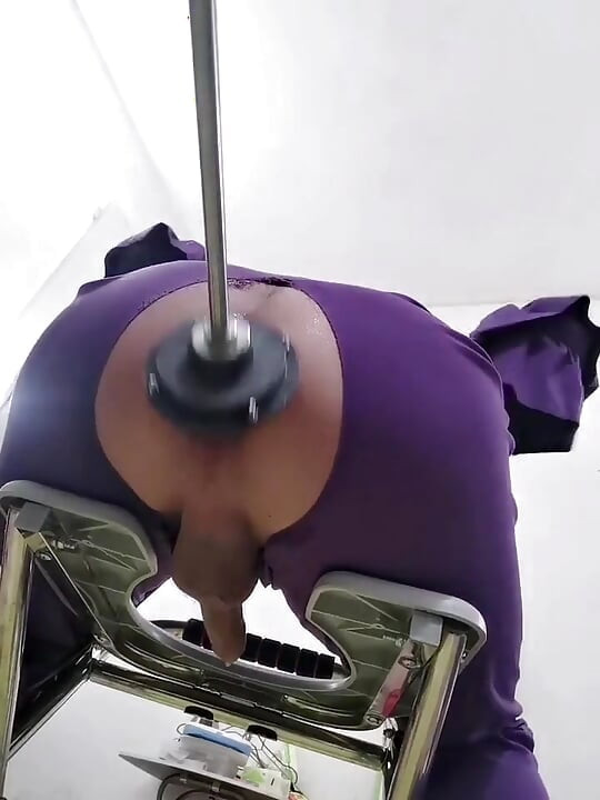 Memakai jumpsuit berwarna putih, dikongkek mesin