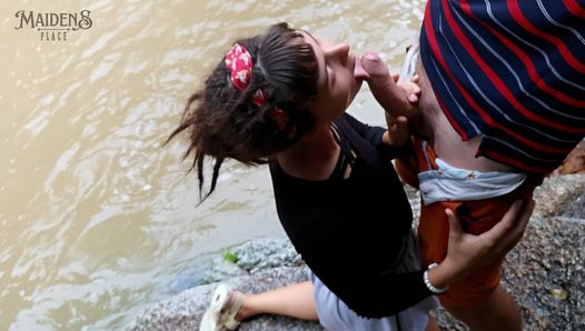 Un viaje de descanso para una mamada al aire libre