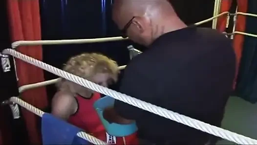 Tropfende rosenknopf-gangbang von blondem reifem schätzchen im Wrestling-ring