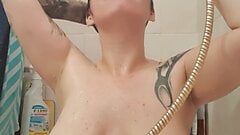 Fille sexy savonneuse aux gros seins naturels sous la douche - regarde-moi prendre ma douche et me laver les cheveux