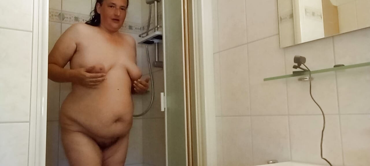 Niemiecka MILF pod prysznicem z brzuszkiem - pucołowaty brzuch w centrum uwagi