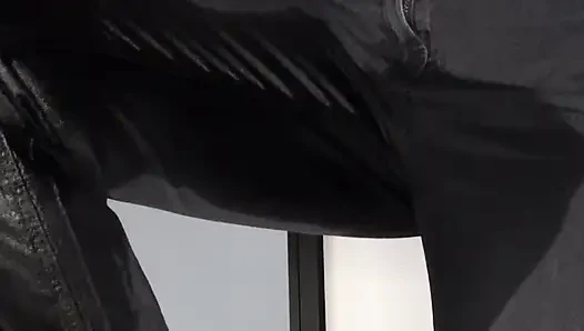 Omorashi mädchen benetzte ihre jeans absichtlich: ich wurde verzweifelt mit riesiger blasenbeule, um meine hose für dich zu pissen