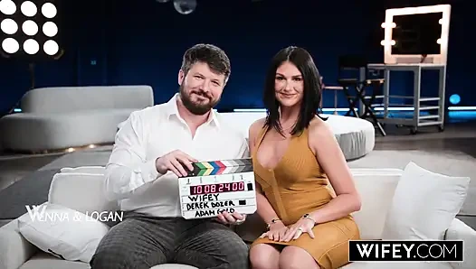 Evli kadın kocası azgın karısı Sienna Rae'nin önünde çifte sikilirken izliyor