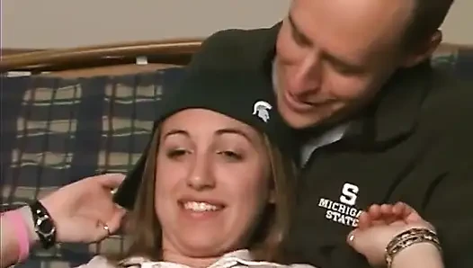 Güzel küçük memeli seksi beyaz sürtük sert domaltarak amcık sikiyor