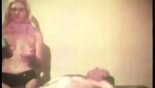 Retro, behaarte muschi fickt großen schwanz, lutscht dreier-party